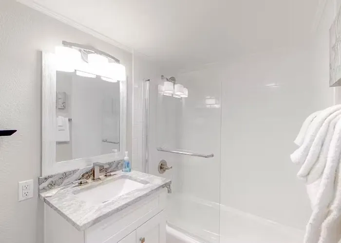 Gulf House 101 - Gulf Front - Sleeps 8 - Great Location - Prickett Holiday home Gulf Shores