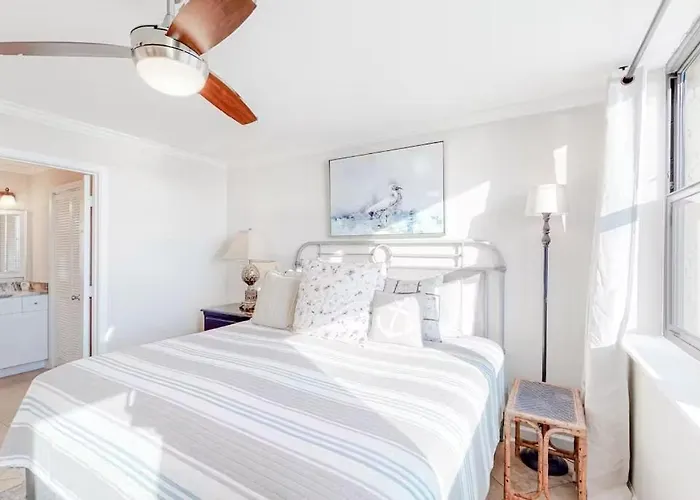 Gulf House 101 - Gulf Front - Sleeps 8 - Great Location - Prickett